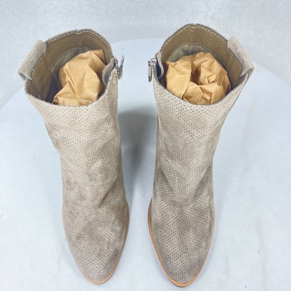 NWT DOLCE VITA Womens 10 Beige Perforated Ankle Boots Stacked Heels Side Zip Up - Picture 2 of 10